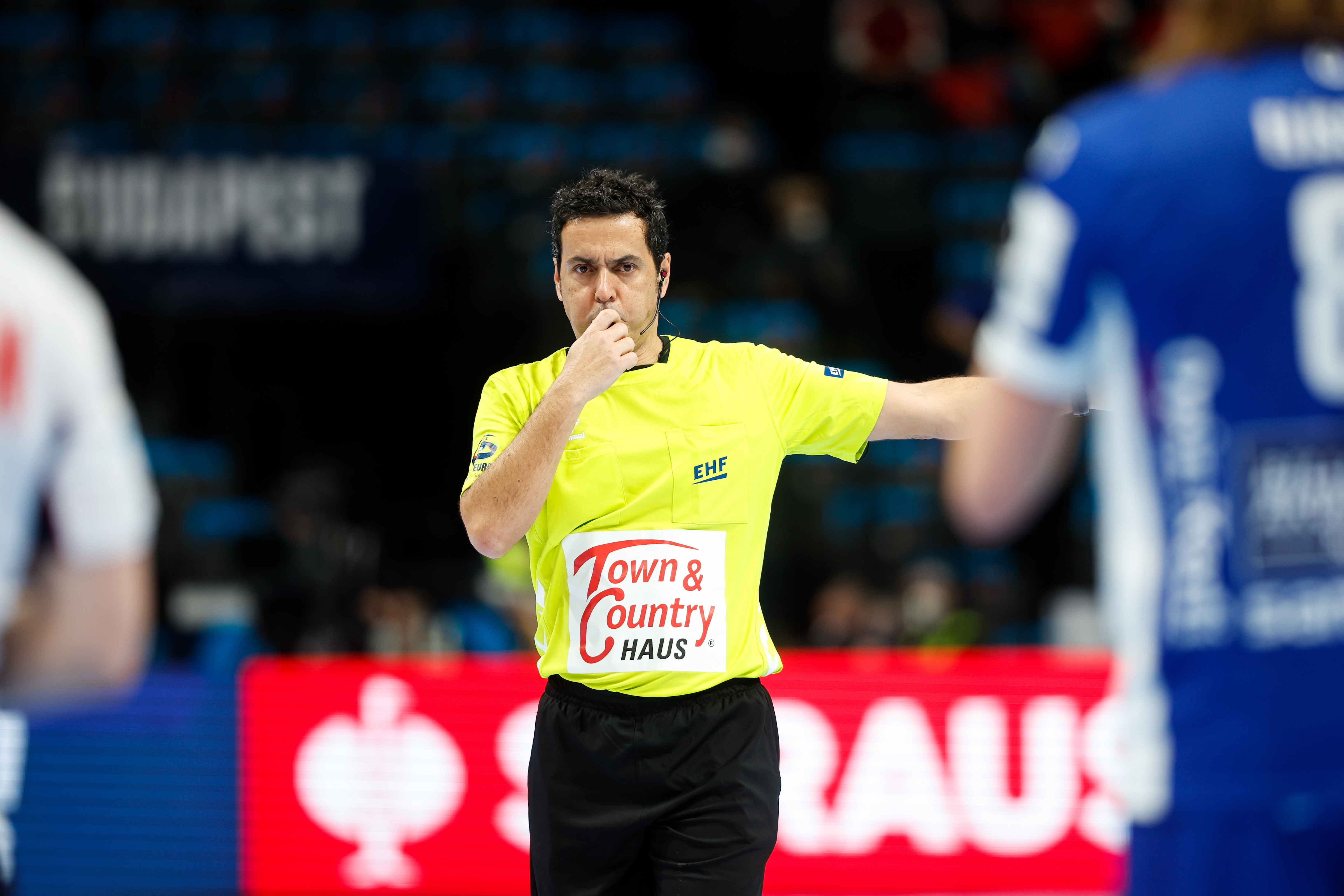 Schiedsrichter eines Handballspiels mit Town & Country Haus Logo auf dem Trikot